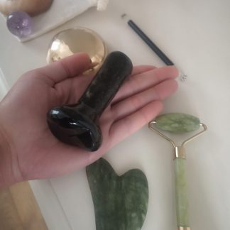 Un massage profond qui associe la chaleur des pierres à des gestes lents pour retrouver stabilité, présence et bien-être